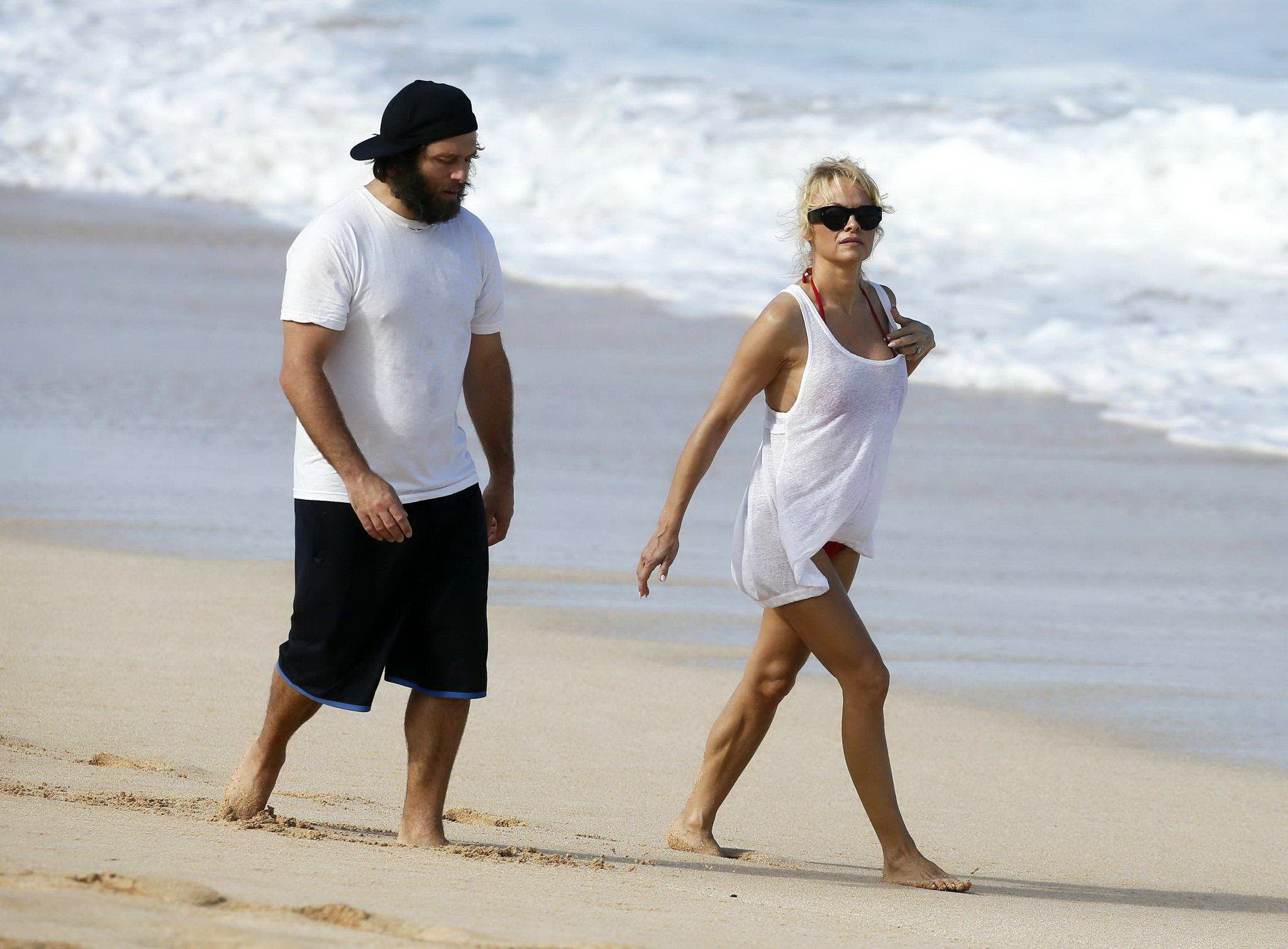 Pamela anderson mostrando su cuerpo en bikini en una playa de maui
 #75177248