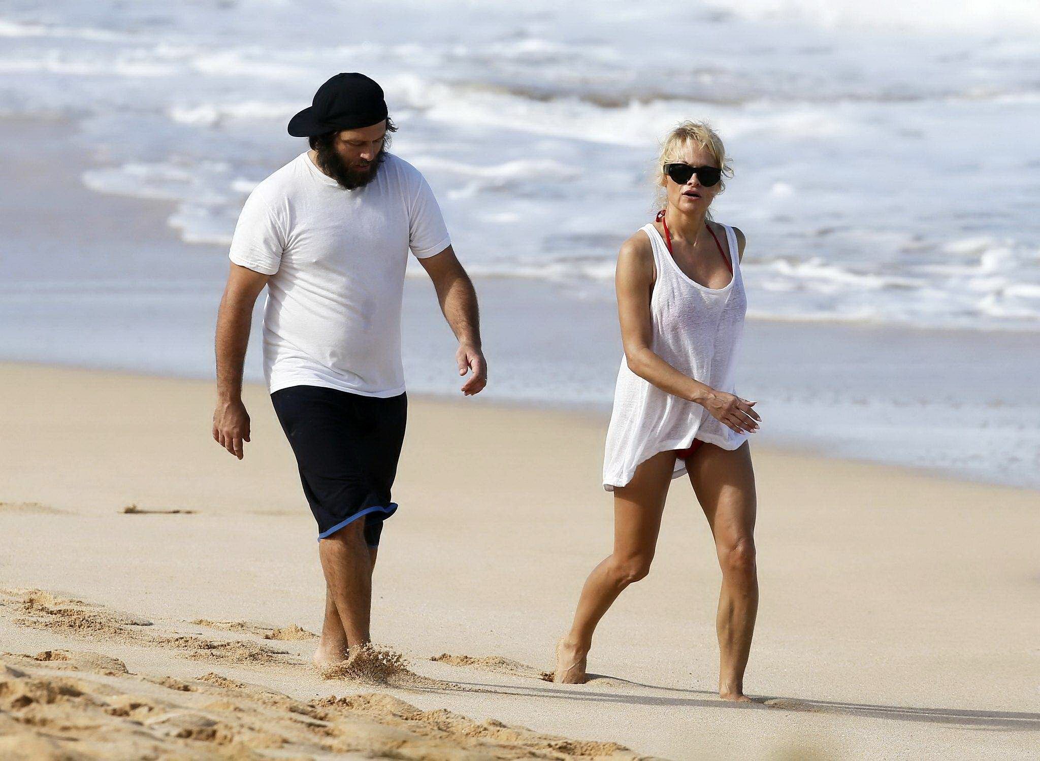 Pamela anderson exhibant son corps en bikini sur une plage de maui
 #75177276