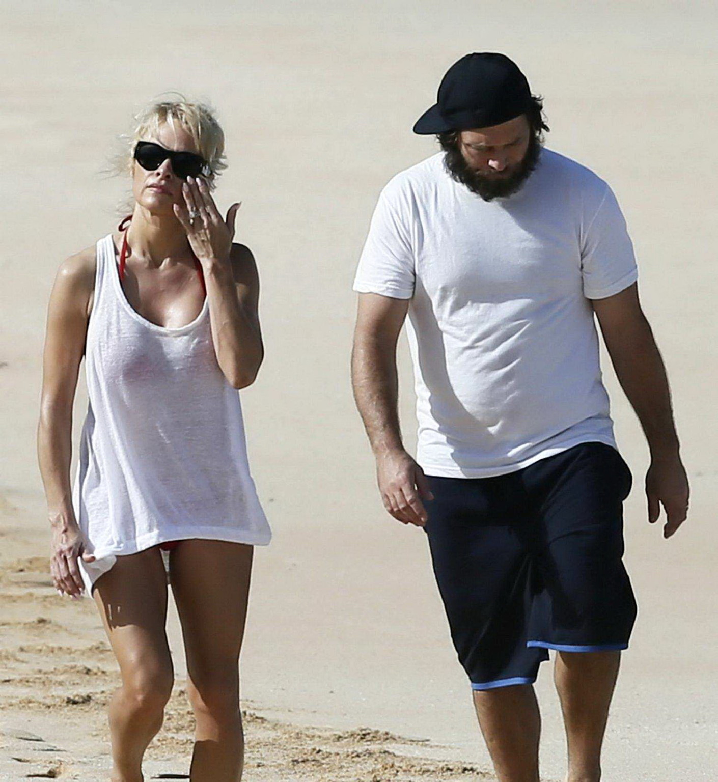 Pamela anderson exhibant son corps en bikini sur une plage de maui
 #75177312