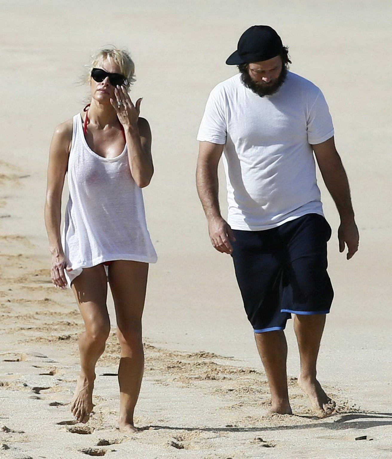 Pamela anderson mostrando su cuerpo en bikini en una playa de maui
 #75177326