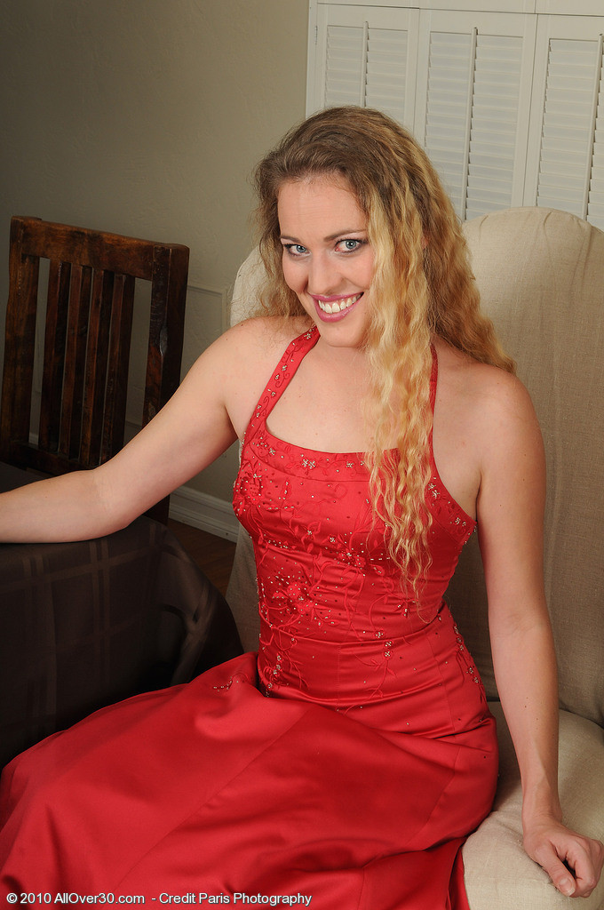 Elegant und blond daisy in und aus einem sexy roten Kleid
 #77509068