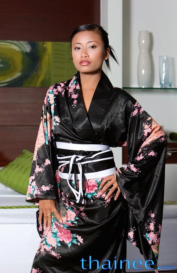 Minuscola ragazza thailandese giovane posa in vestaglia japanase
 #69954308
