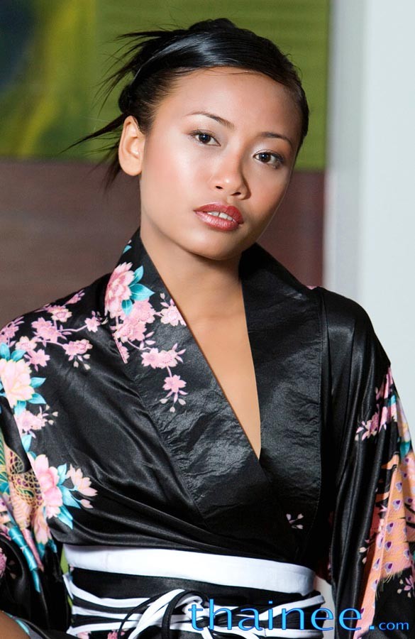Tiny thai teen girl poses in japanase robe
 #69954334