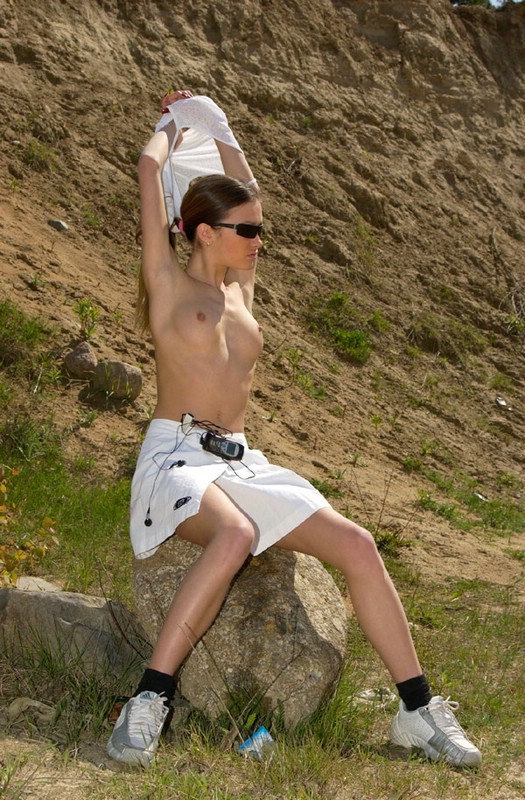 Joven caliente con un cuerpo firme se desnuda y orina
 #78693144