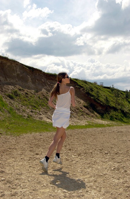 Joven caliente con un cuerpo firme se desnuda y orina
 #78693224