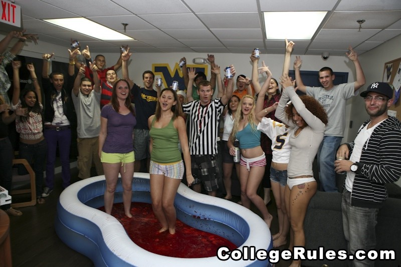 Awesome College Babe Gangbang Party in meinem College-Schlafsaal
 #79389846