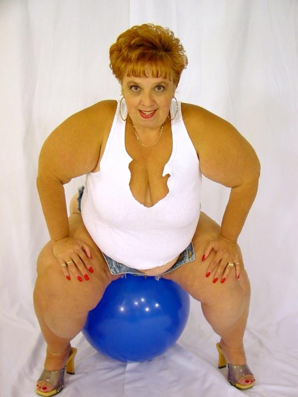 Riesige ältere fette Frau
 #75583959