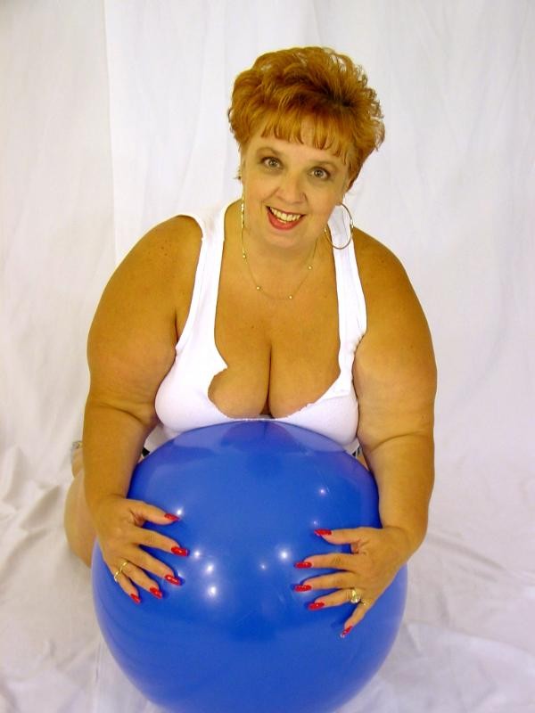 Riesige ältere fette Frau
 #75583974