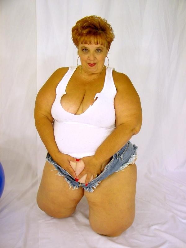 Riesige ältere fette Frau
 #75583995