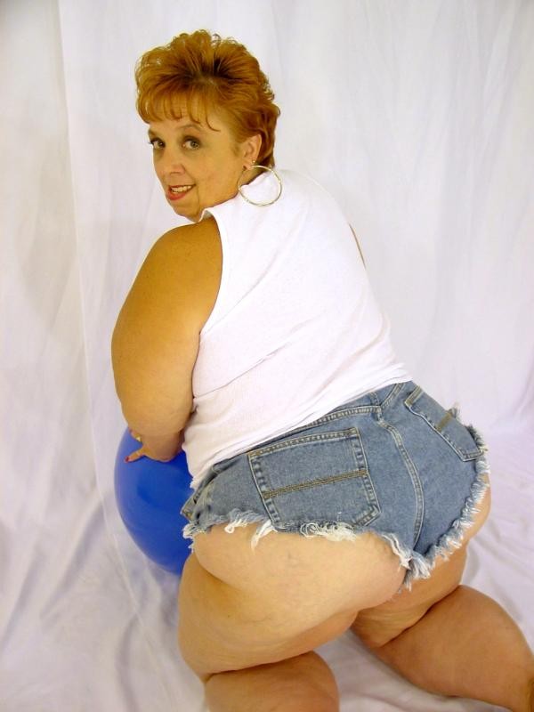 Riesige ältere fette Frau
 #75584028