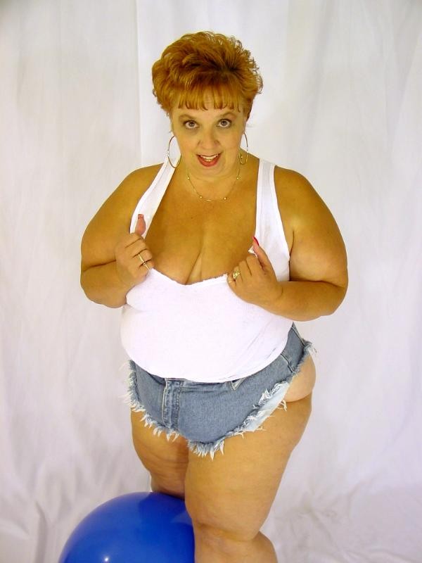 Riesige ältere fette Frau
 #75584049