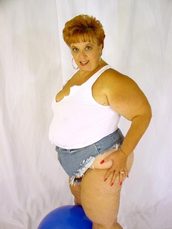 Riesige ältere fette Frau
 #75584055