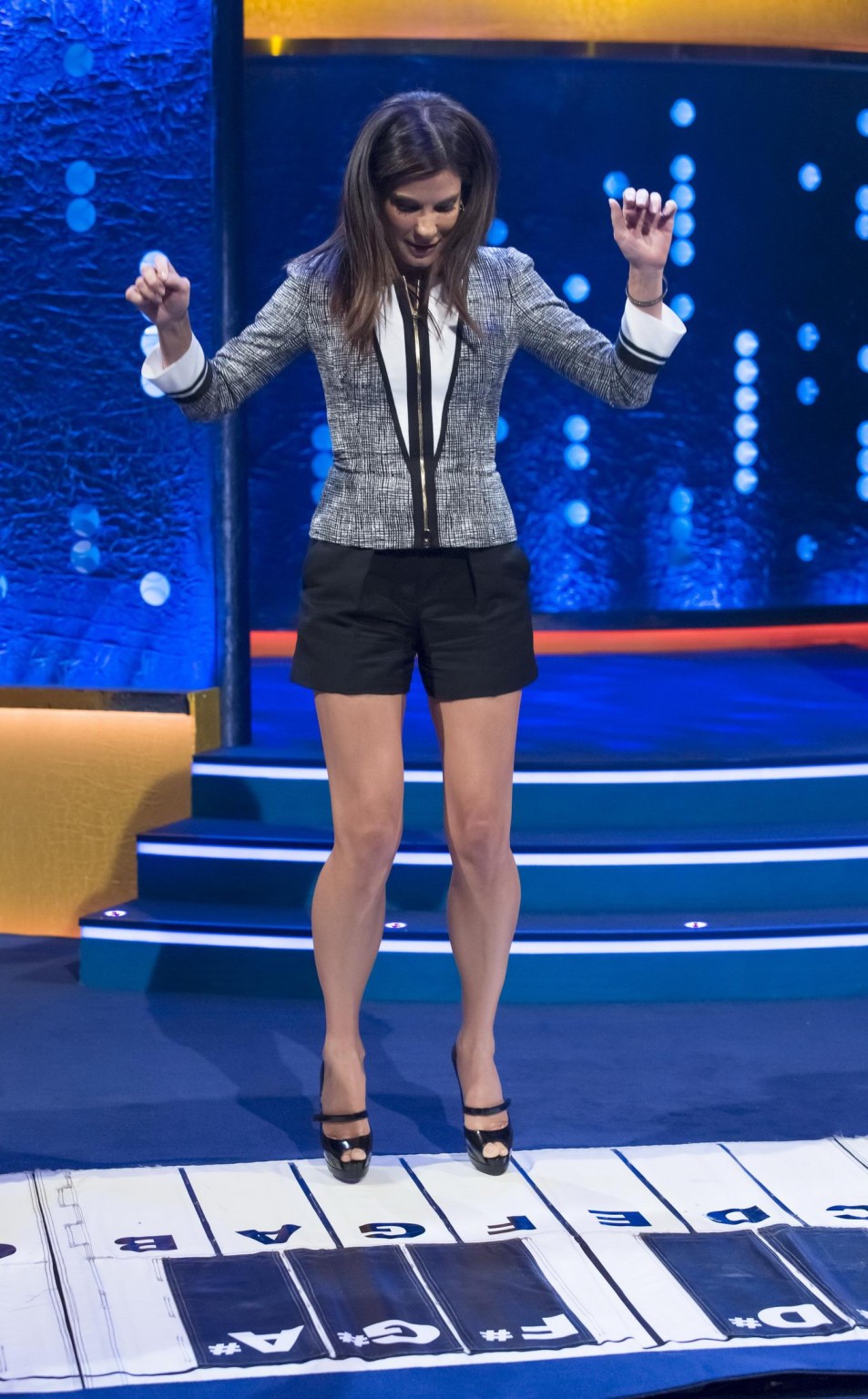 Sandra bullock luciendo piernas con un short negro en 'the jonathan ross show' en londo
 #75215885