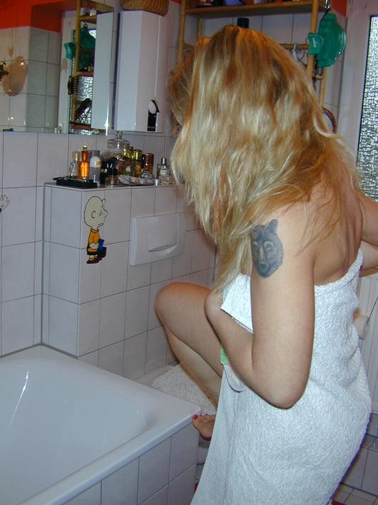 金髪ママがシャワーでマンコを剃る
 #74091627