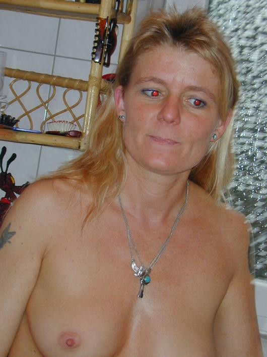 Maman blonde se rasant la chatte sous la douche
 #74091632