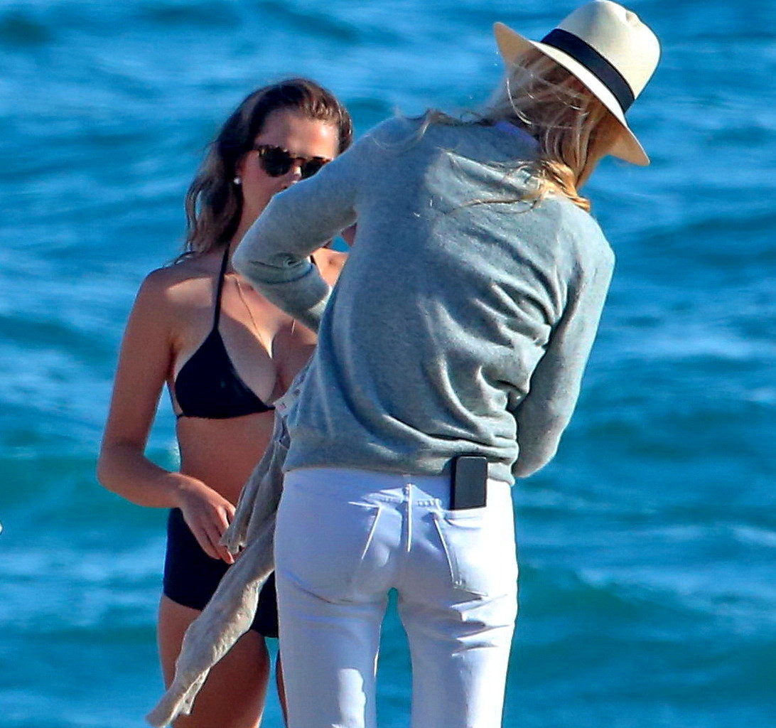 Teresa Palmer, plantureuse, porte un bikini noir de grand-mère lors d'une séance de photos à Malibu.
 #75189246