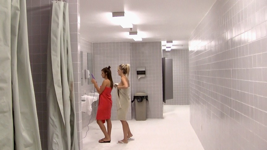 シャワーを浴びているところを撮られてしまった巨乳女子大生たちをチェックw
 #76779328