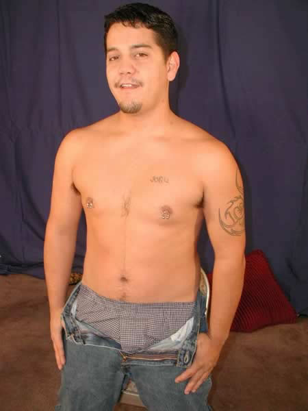 Aficionado cachondo masturbándose
 #77009310