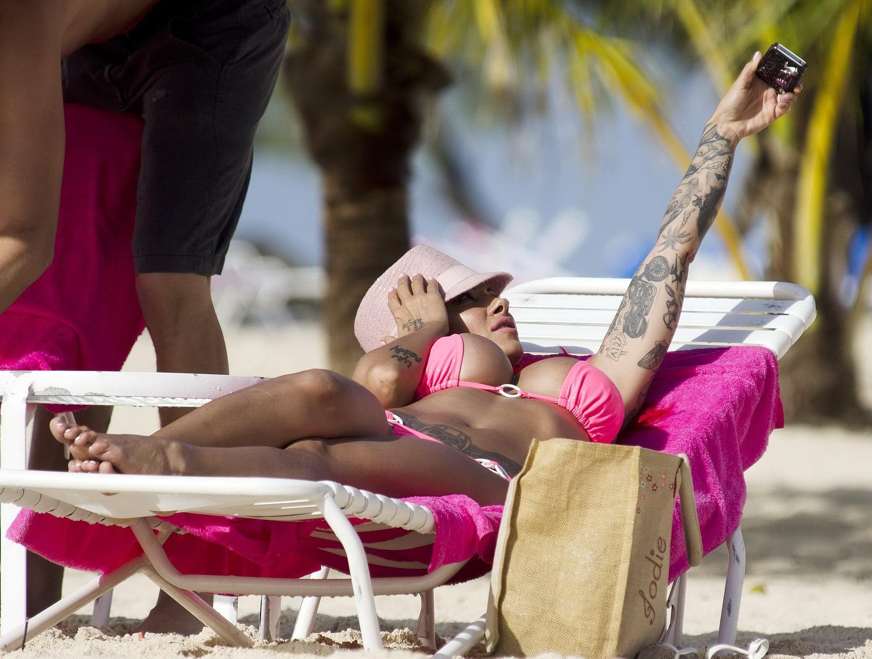 La plantureuse Jodie Marsh en bikini rose sur une plage de la Barbade.
 #75245312