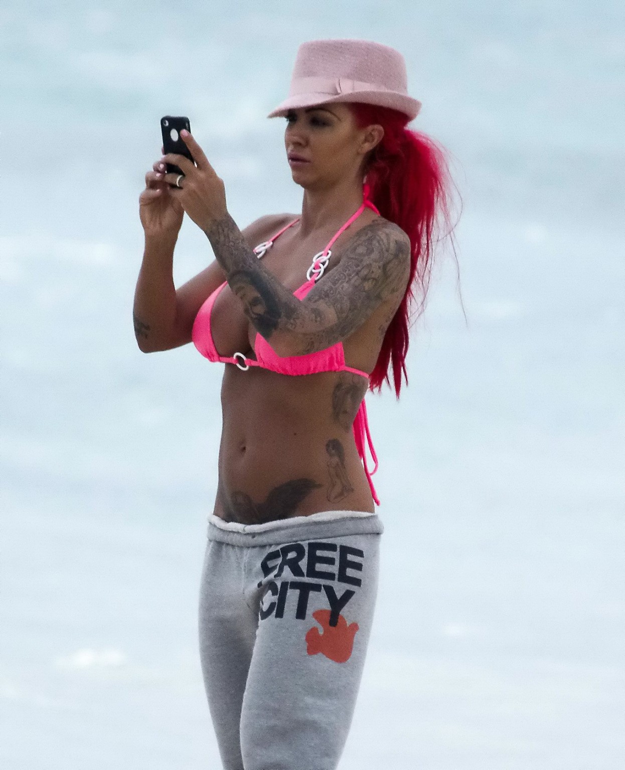 La plantureuse Jodie Marsh en bikini rose sur une plage de la Barbade.
 #75245321