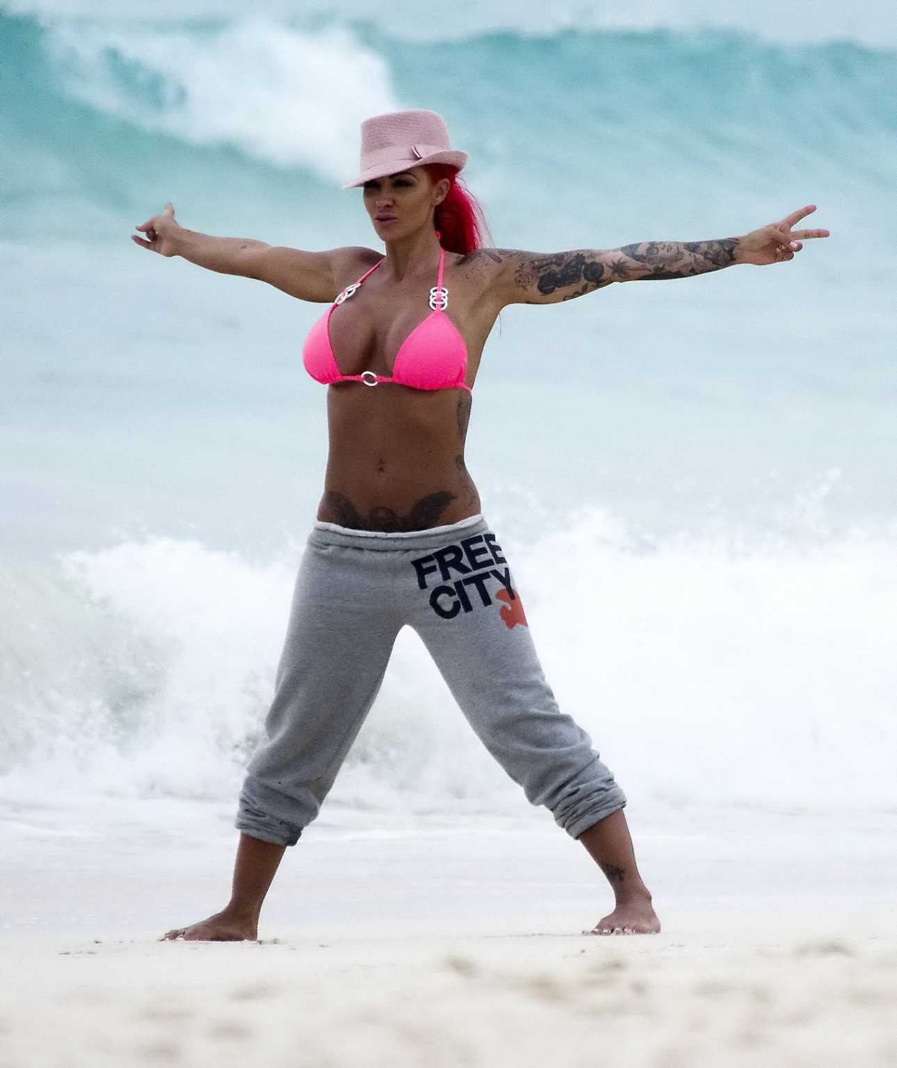 Die vollbusige Jodie Marsh trägt einen knappen rosa Bikini am Strand in Barbados
 #75245324