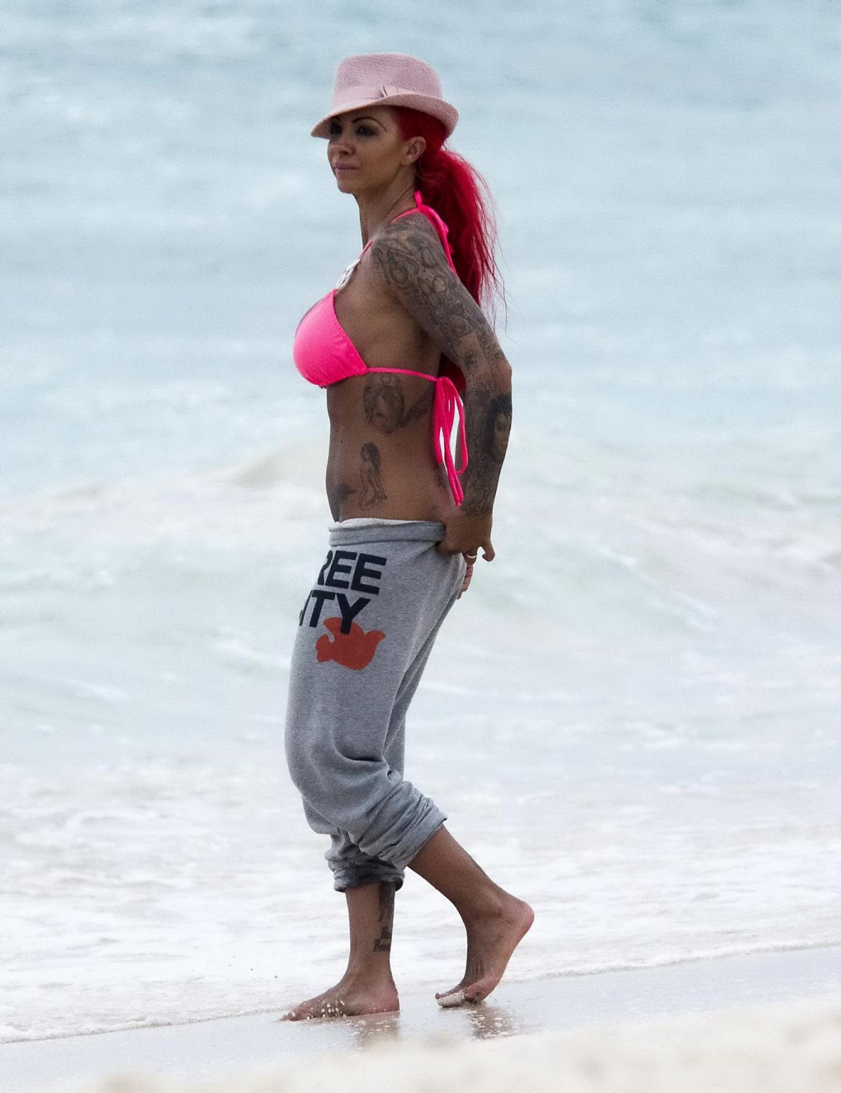 Die vollbusige Jodie Marsh trägt einen knappen rosa Bikini am Strand in Barbados
 #75245353