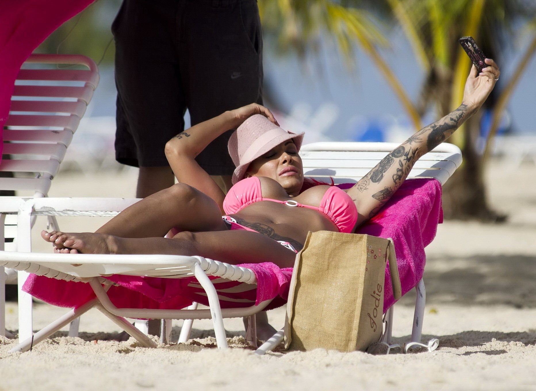 La plantureuse Jodie Marsh en bikini rose sur une plage de la Barbade.
 #75245359