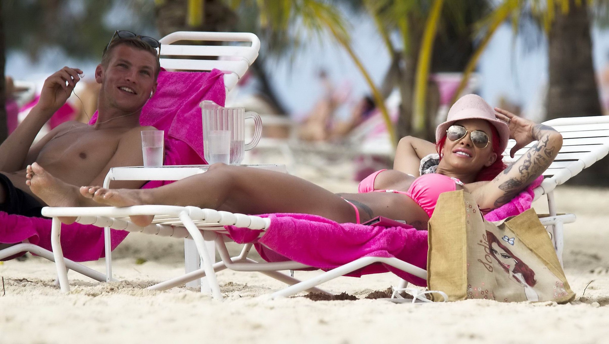 La plantureuse Jodie Marsh en bikini rose sur une plage de la Barbade.
 #75245363