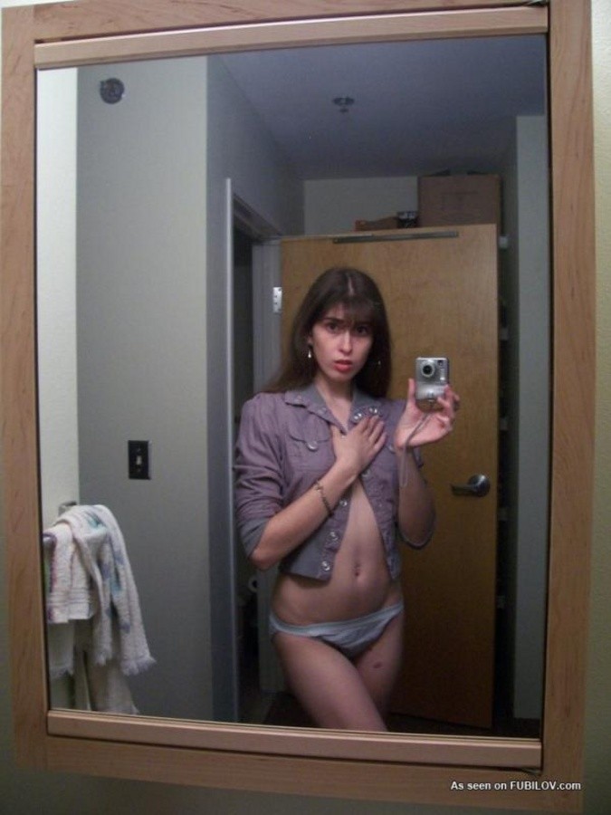 Chica jugando con la cámara para su cuenta de facebook
 #67635236