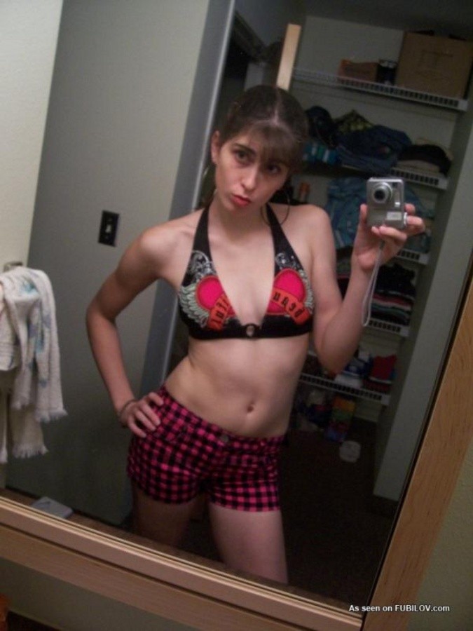 Chica jugando con la cámara para su cuenta de facebook
 #67635243
