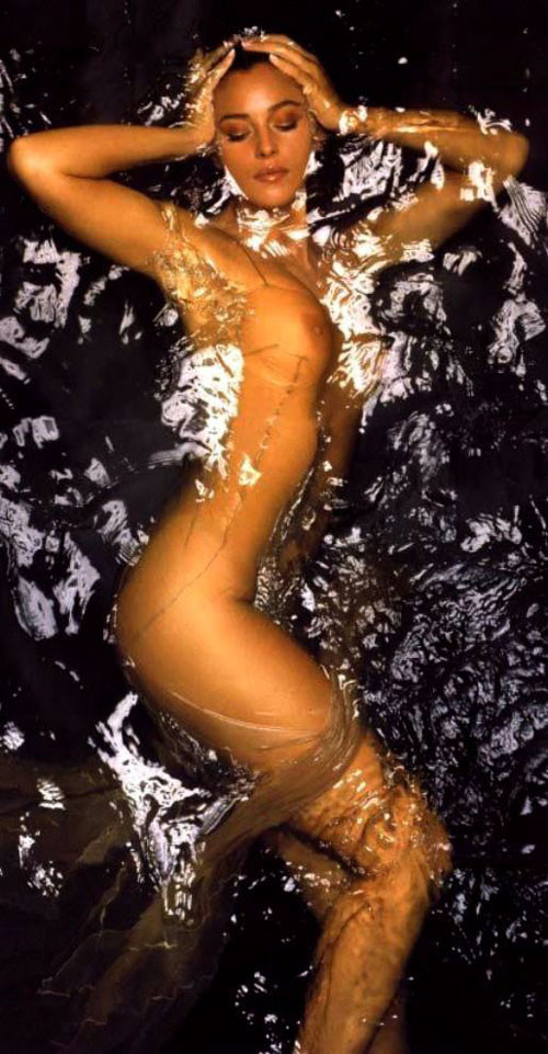 Monica bellucci posando sexy y desnuda en el agua
 #75437705