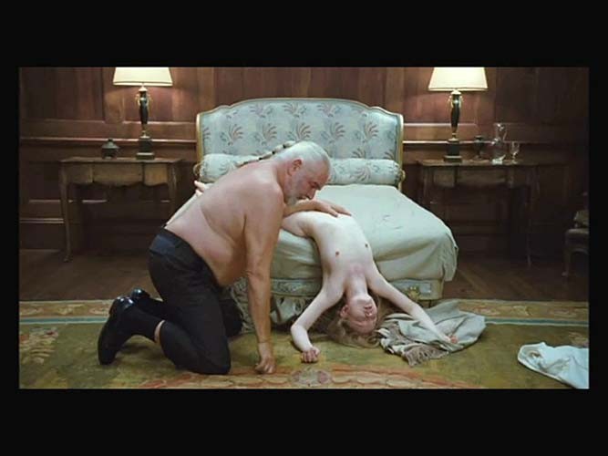 Emily Browning exposant son corps nu et se faisant baiser très fort par un vieil homme
 #75289744