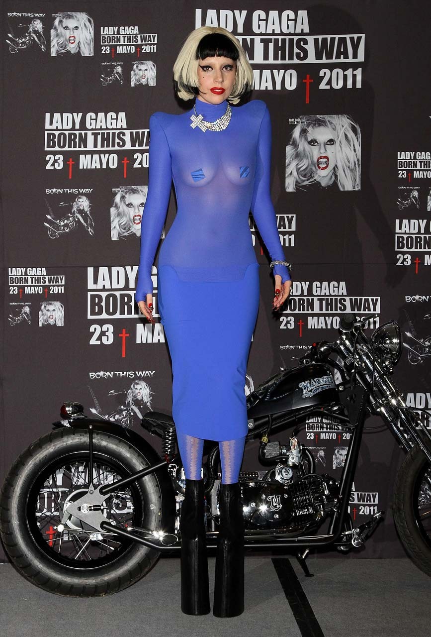 Lady Gaga in vedere attraverso il vestito blu che espone le sue belle tette foto paparazzi
 #75304696