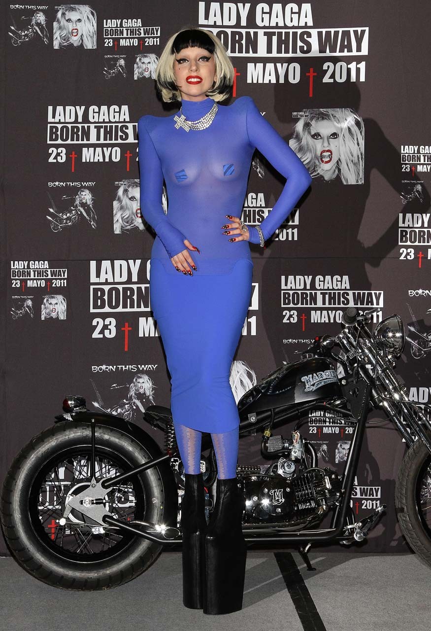 Lady Gaga in vedere attraverso il vestito blu che espone le sue belle tette foto paparazzi
 #75304722