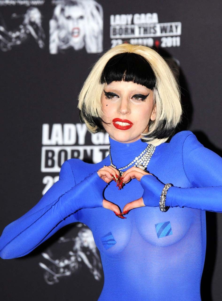 Lady Gaga in vedere attraverso il vestito blu che espone le sue belle tette foto paparazzi
 #75304753