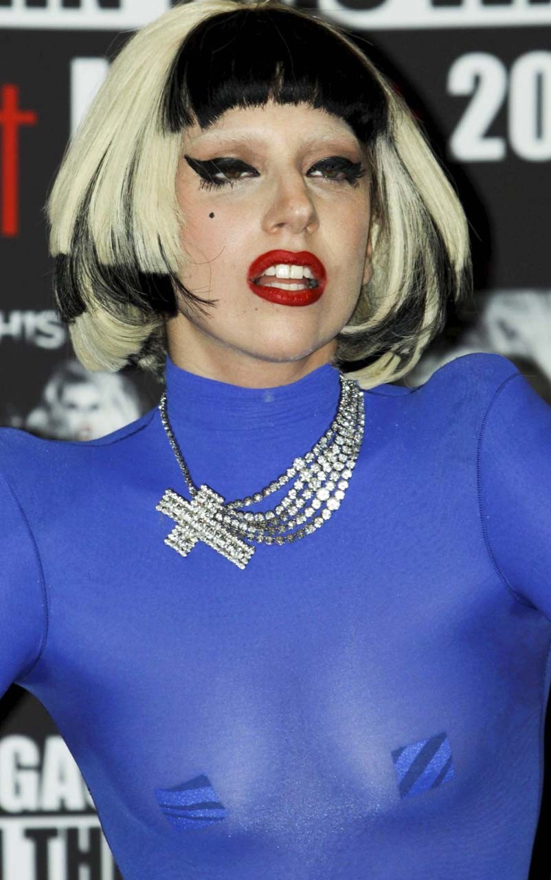 Lady Gaga in vedere attraverso il vestito blu che espone le sue belle tette foto paparazzi
 #75304765