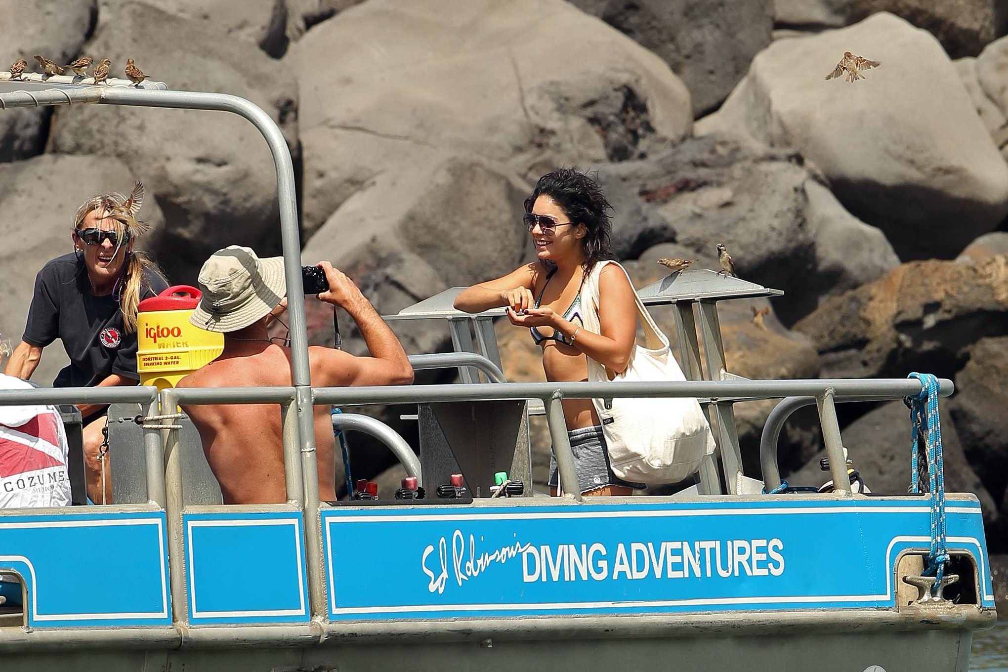 Vanessa hudgens en bikini shorts saliendo de un barco en maui
 #75288176