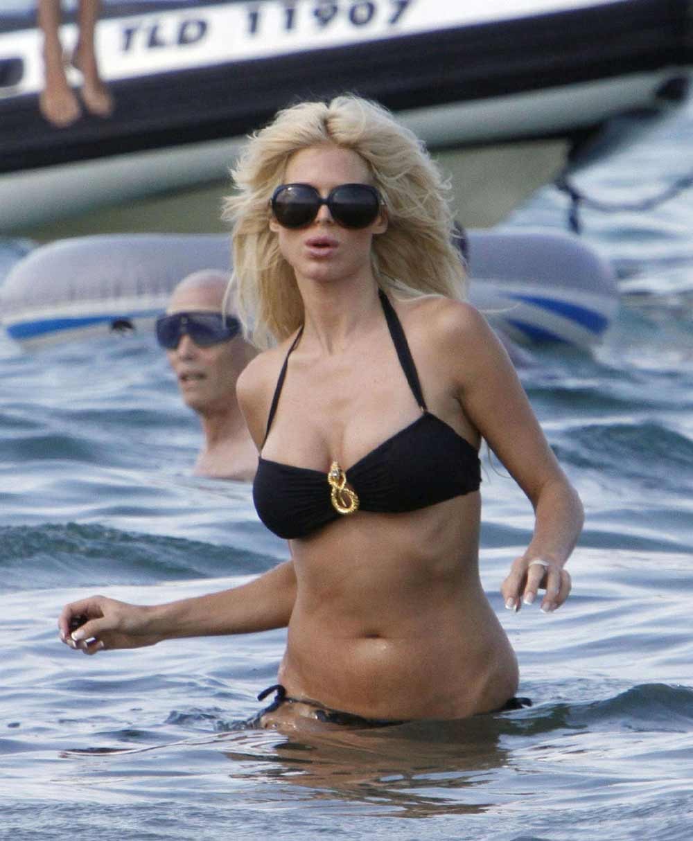 Victoria Silvstedt a un beau cul en bikini.
 #75369137