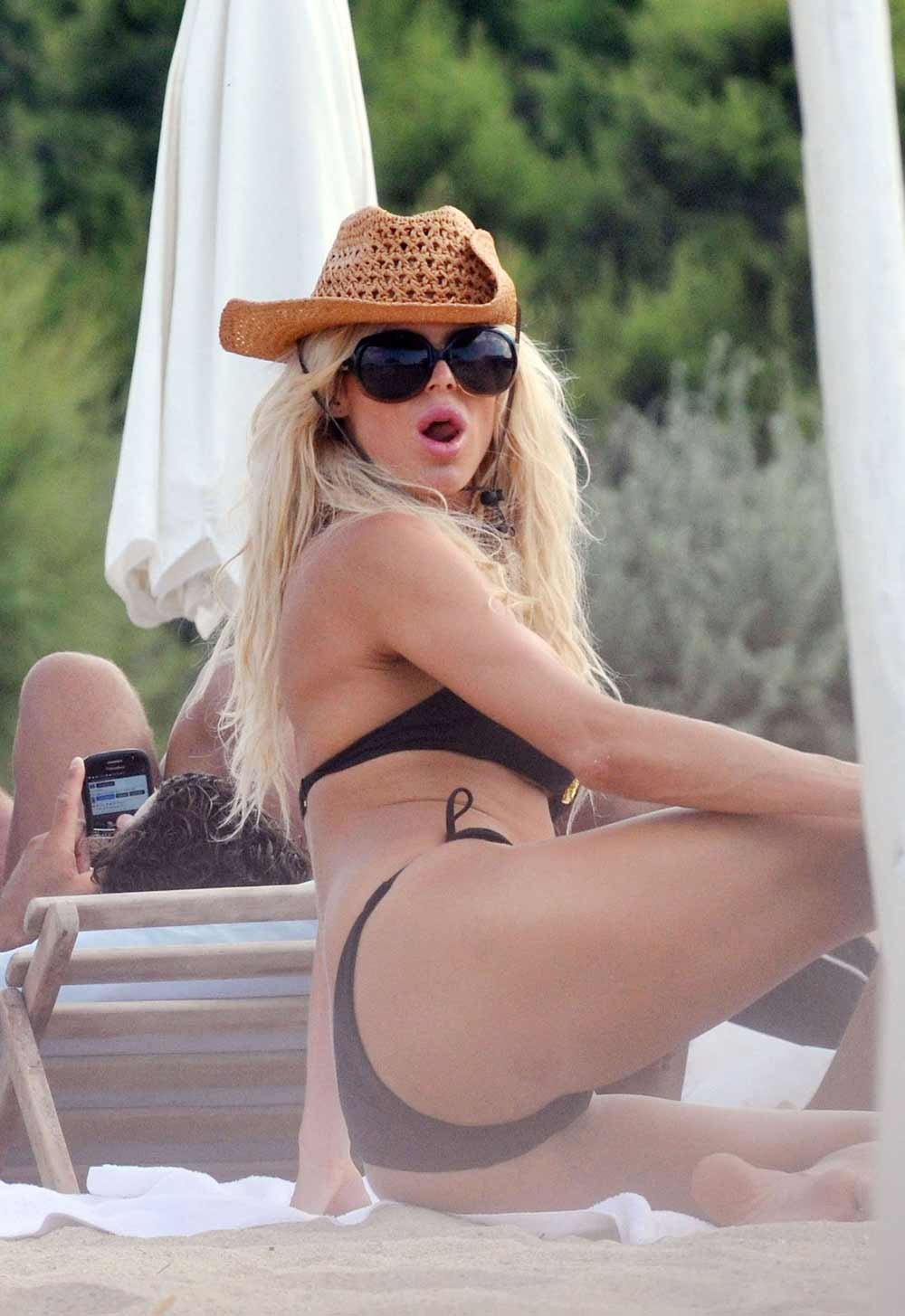 Victoria Silvstedt a un beau cul en bikini.
 #75369152