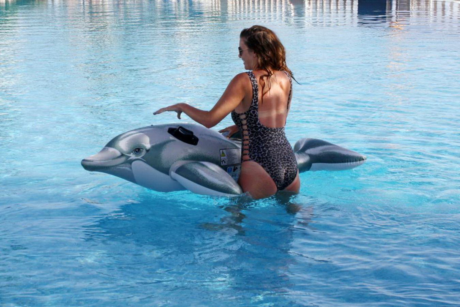 Imogen thomas vollbusig im tief ausgeschnittenen Leopardenmuster-Monokini am Pool in Sizilien
 #75186700