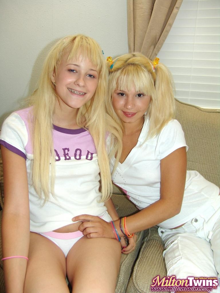 Jóvenes rubias cachondas jugando a un juego lésbico juntas
 #79014105