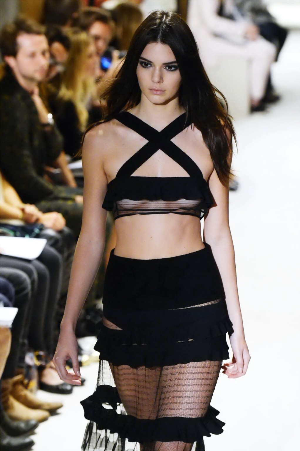 Kendall jenner mostrando las tetas desnudas en el desfile de moda en paris
 #75184483