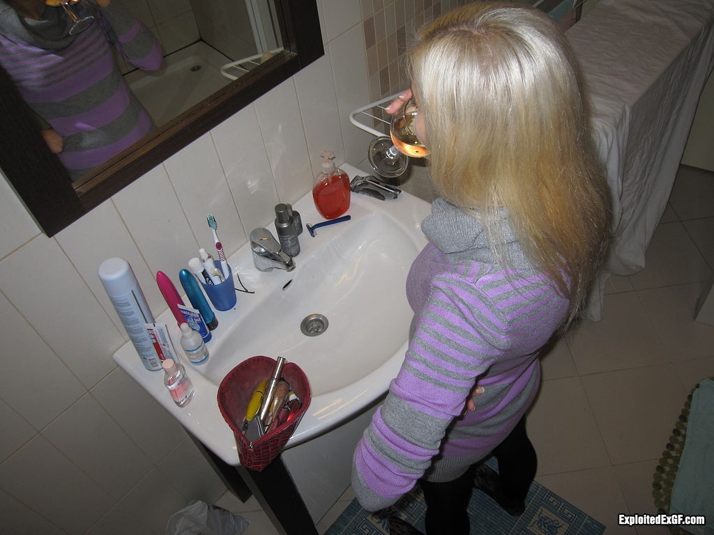 Sexy winzige blonde Teenager bekommen warme Dusche
 #67710328