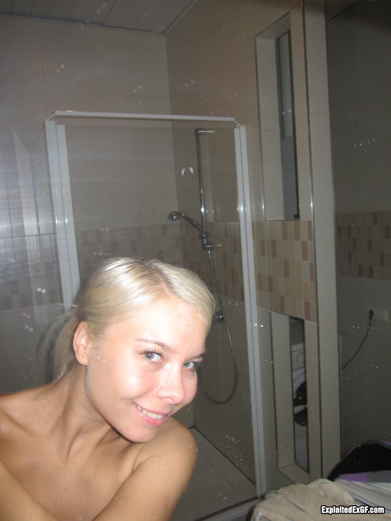 Sexy winzige blonde Teenager bekommen warme Dusche
 #67710448