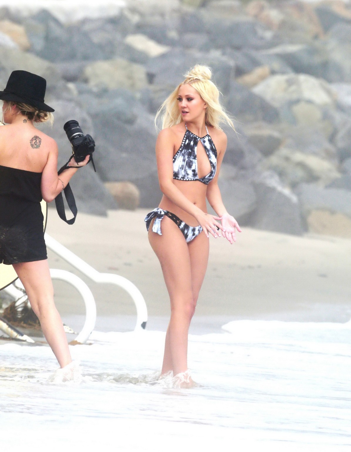 Ava sambora montre ses tétons dans un bikini monochrome avec string.
 #75140748