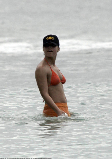 La chanteuse noire célèbre Alicia Keys a un cul chaud sur la plage.
 #75421380