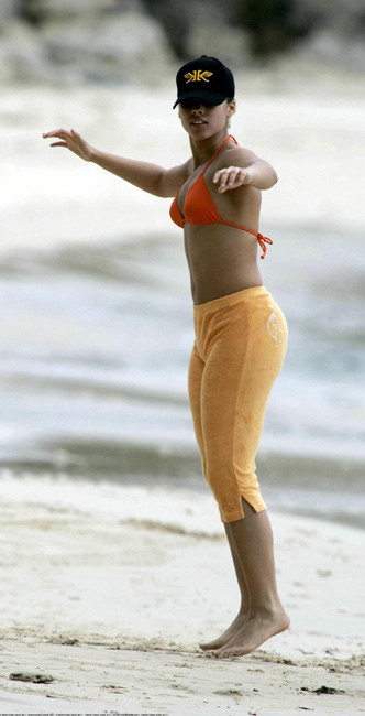 La chanteuse noire célèbre Alicia Keys a un cul chaud sur la plage.
 #75421386