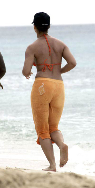 La chanteuse noire célèbre Alicia Keys a un cul chaud sur la plage.
 #75421395