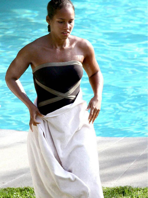 La chanteuse noire célèbre Alicia Keys a un cul chaud sur la plage.
 #75421443