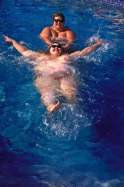 巨大な脂肪のクジラのカップルが泳ぐ
 #75588538